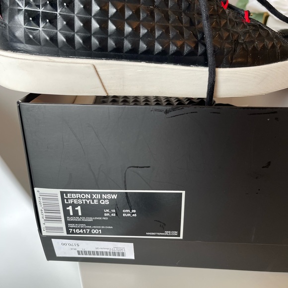 Size 11 LeBron lifestyle sneaker - Picture 3 of 3